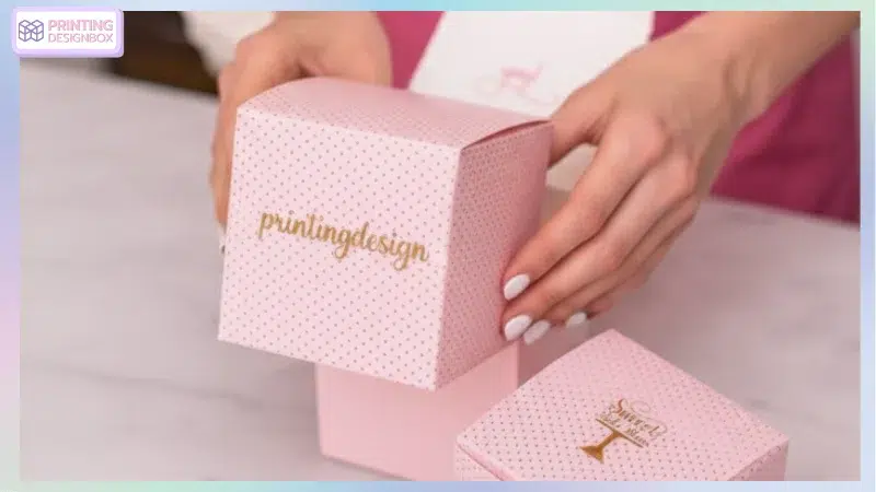 8 ไอเดียออกแบบกล่องขนม ช่วยสร้างแบรนด์ให้ติดตลาด กำไรพุ่ง แน่นอน ออกแบบกล่องขนม ออกแบบกล่องขนมเค้กสีขาวดีไซน์เรียบหรู พร้อมดอกไม้ตกแต่ง